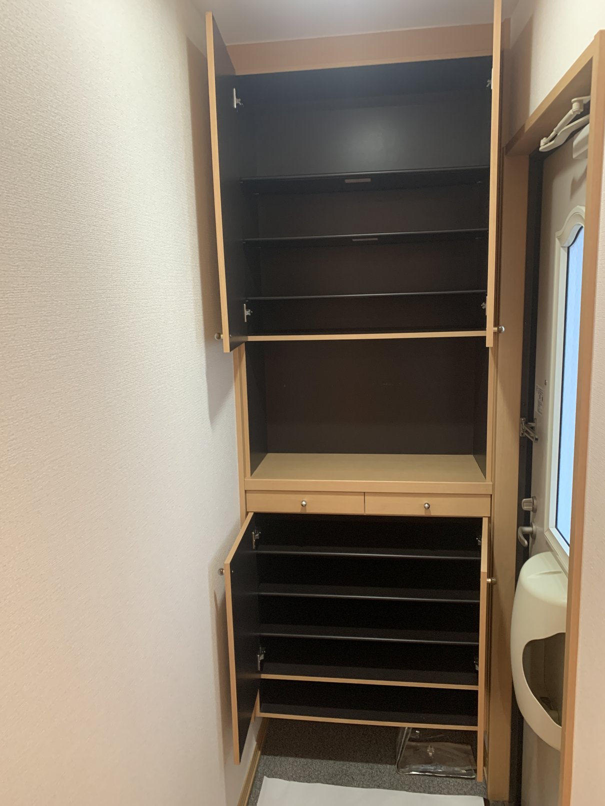 玄関　収納たっぷりの下駄箱付