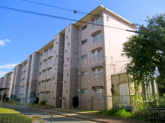 川西市清和台東のマンションの建物外観