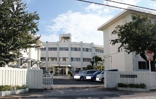 小学校　鈴鹿市立飯野小学校（小学校）まで1538m