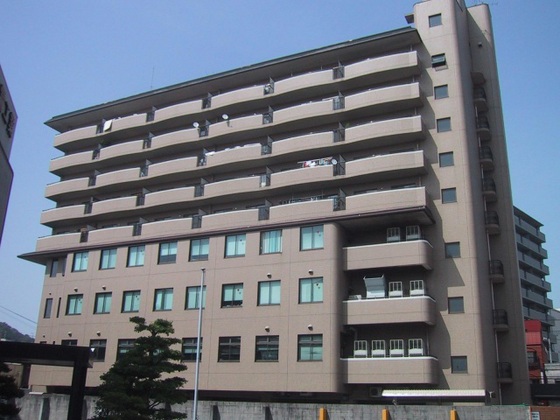 広島市南区出汐のマンションの建物外観