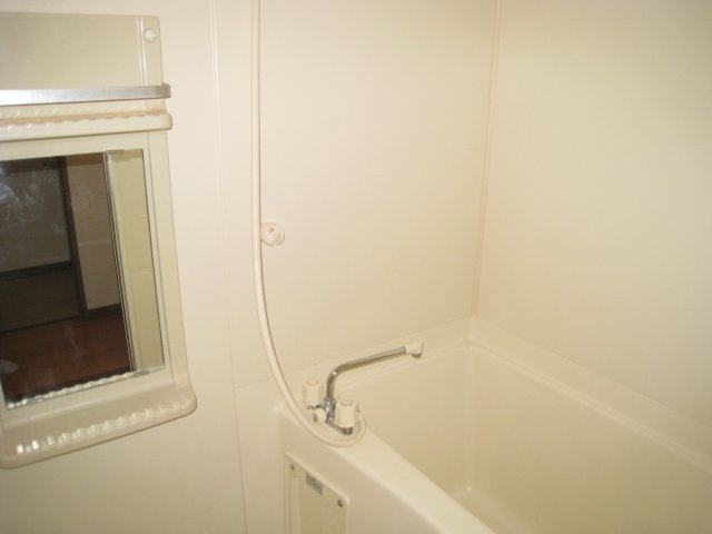 バス・シャワールーム　同物件、別号室のものです。
