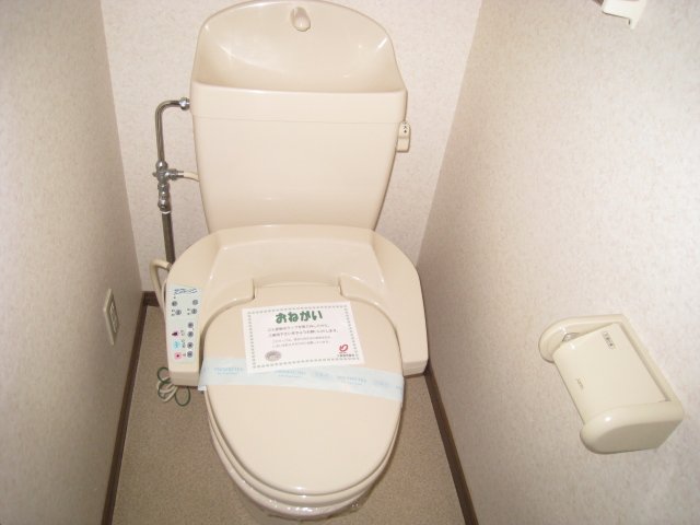 トイレ　同物件、別号室のものです。