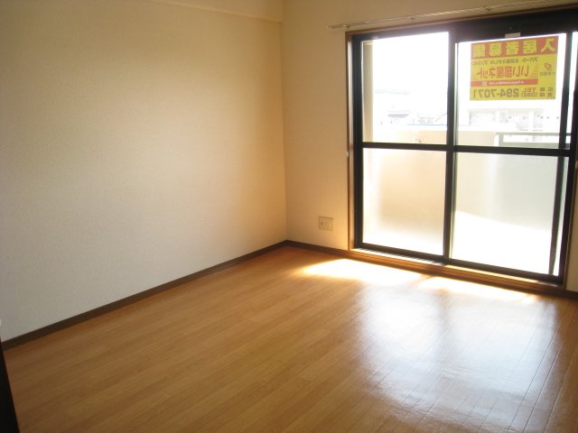 居室・リビング　同物件、別号室のものです。