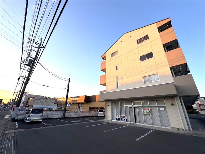 建物外観　隣にくすりのアオキがあります。4階建てマンションです