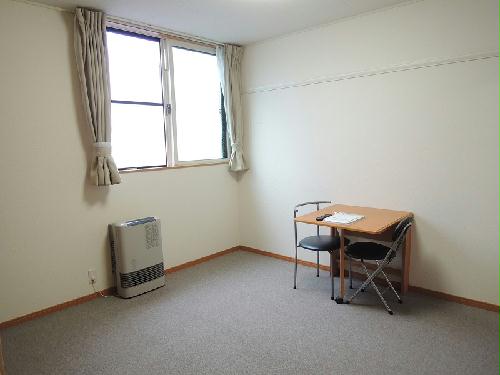 居室・リビング　居室：１Fはフローリング　2Fは絨毯