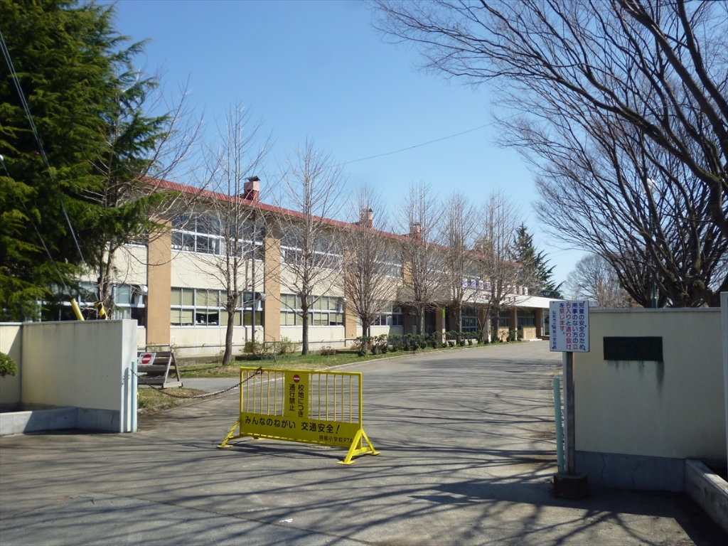 小学校　弘前市立時敏小学校（小学校）まで585m