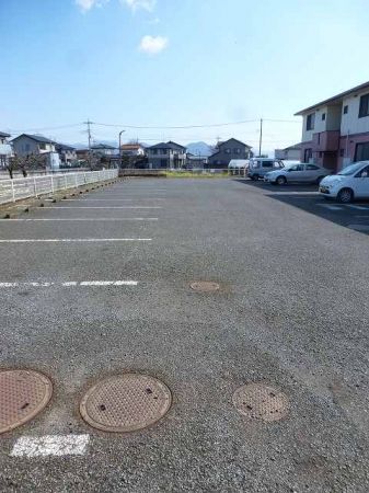 【みどり市大間々町大間々のアパートの駐車場】