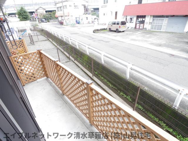 【静岡市葵区瀬名川のアパートのバルコニー】