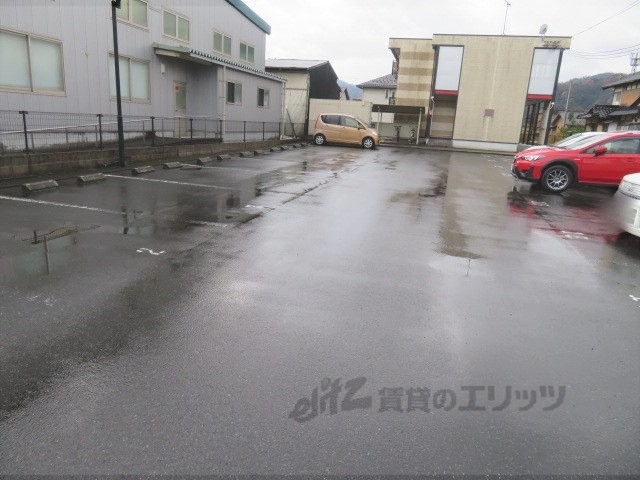 【与謝郡与謝野町字岩滝のアパートの駐車場】