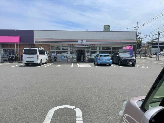 コンビニ　セブンイレブン（コンビニ）まで140m