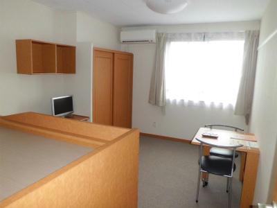 居室・リビング　明るい居室内に、設備が一杯です。