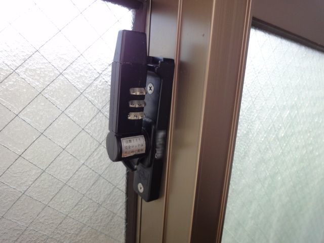 その他　窓にダイヤルロック付きです。
