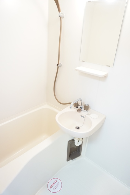 バス・シャワールーム　洗面ボウル付バスルームです