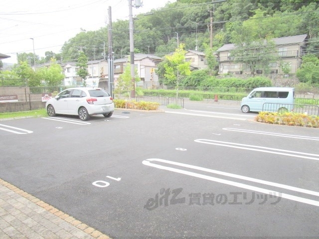 【京都市左京区岩倉幡枝町のアパートの駐車場】