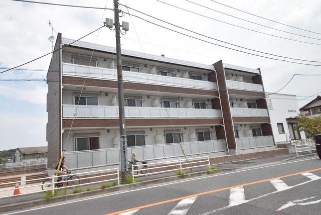 藤沢市川名のマンションの建物外観