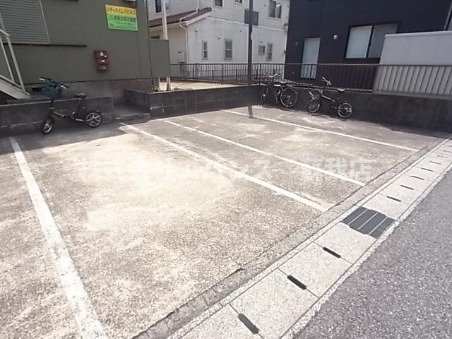 【千葉市中央区塩田町のアパートの駐車場】