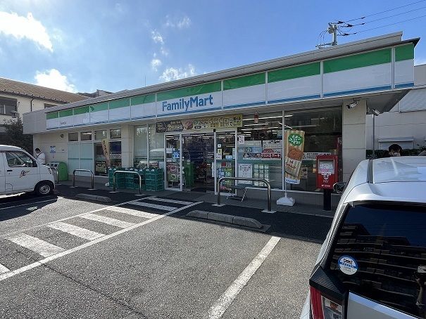 コンビニ　FamilyMart（コンビニ）まで210m