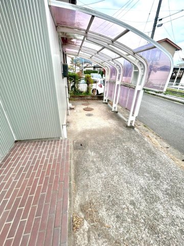 駐車場　雨の日に嬉しい屋根付きカーポートです