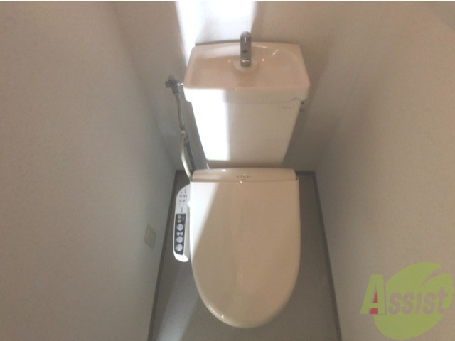 トイレ　嬉しいウォシュレット機能付きです。シャワートイレは便利ですね