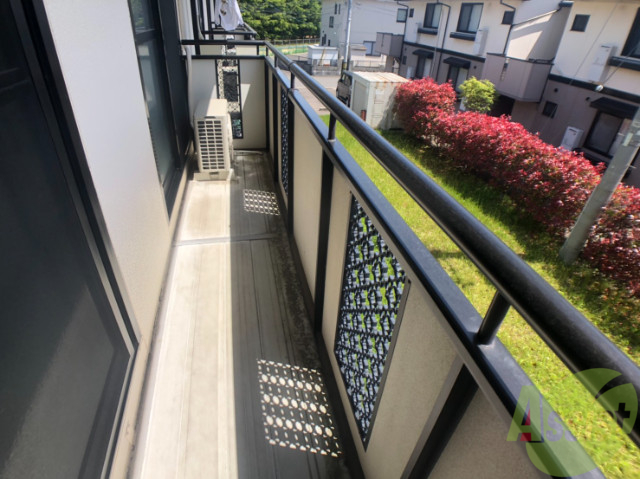 バルコニー　バルコニーは幅もしっかりあって洗濯物がはかどりそうですね。