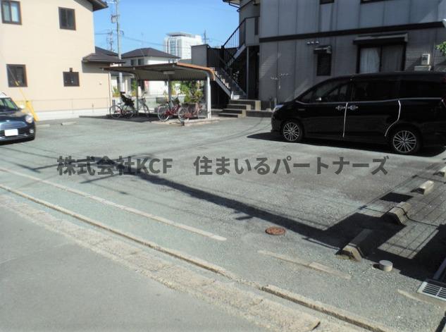 駐車場　駐車場に車を止められます