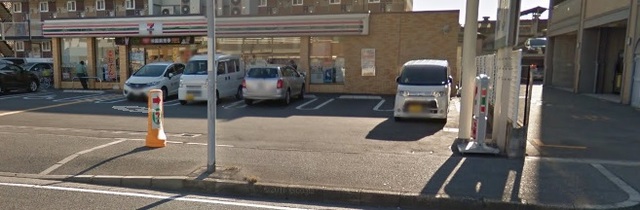 コンビニ　セブンイレブン（コンビニ）まで470m