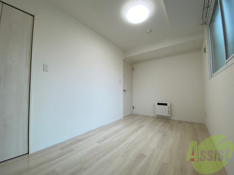 その他部屋・スペース　寝室はこちらです。光が差し込む、温かみのあるお部屋です。