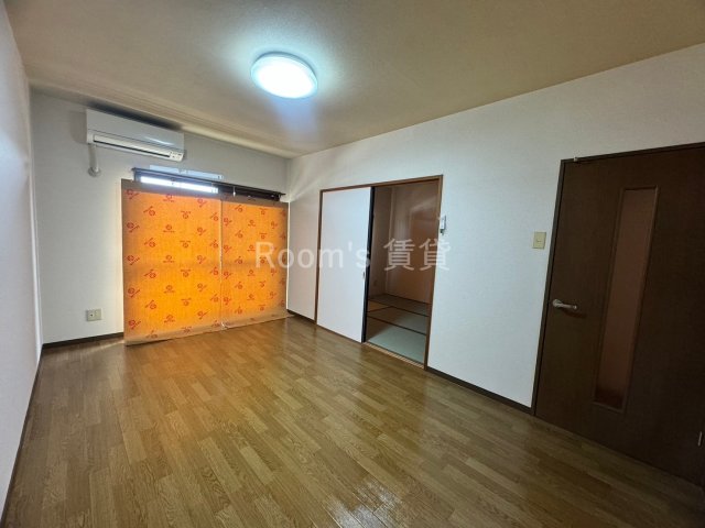 居室・リビング　同型タイプのお部屋（１０２号室）の写真となっております。