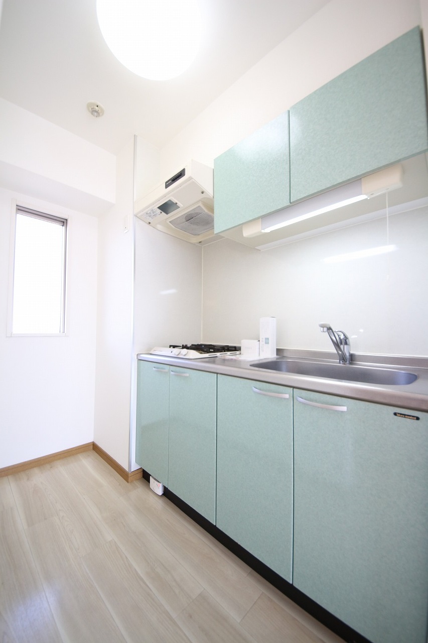 キッチン　同タイプの別部屋の写真の為、床色など現状優先