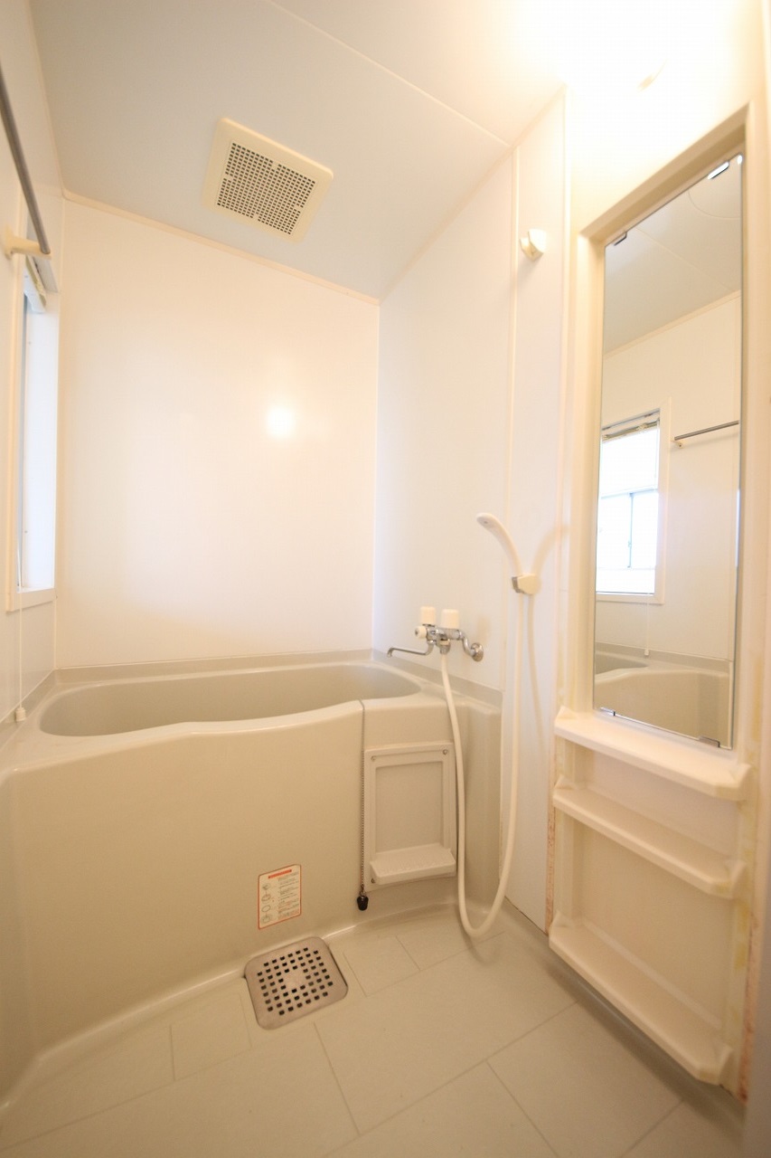 バス・シャワールーム　同タイプの別部屋の写真の為、床色など現状優先