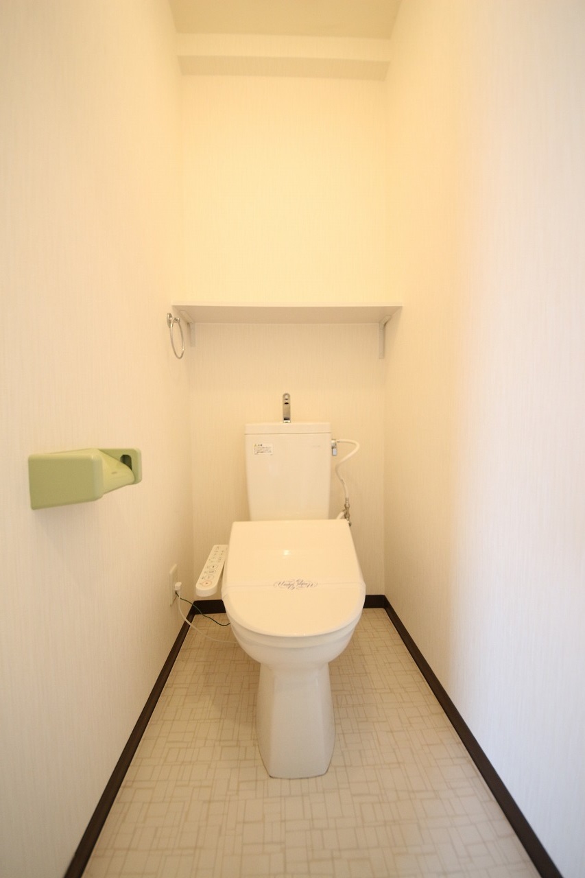 トイレ　同タイプの別部屋の写真の為、床色など現状優先