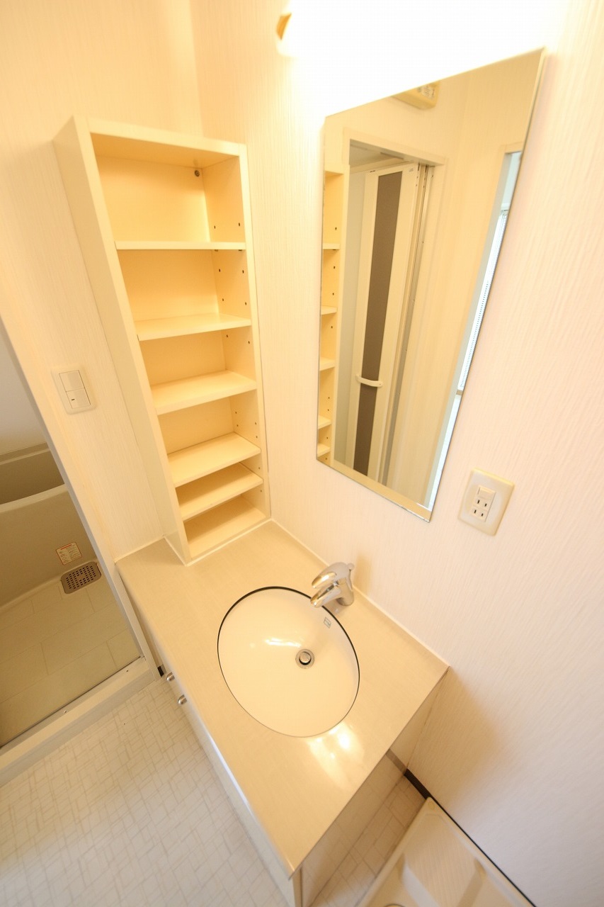 洗面設備　同タイプの別部屋の写真の為、床色など現状優先