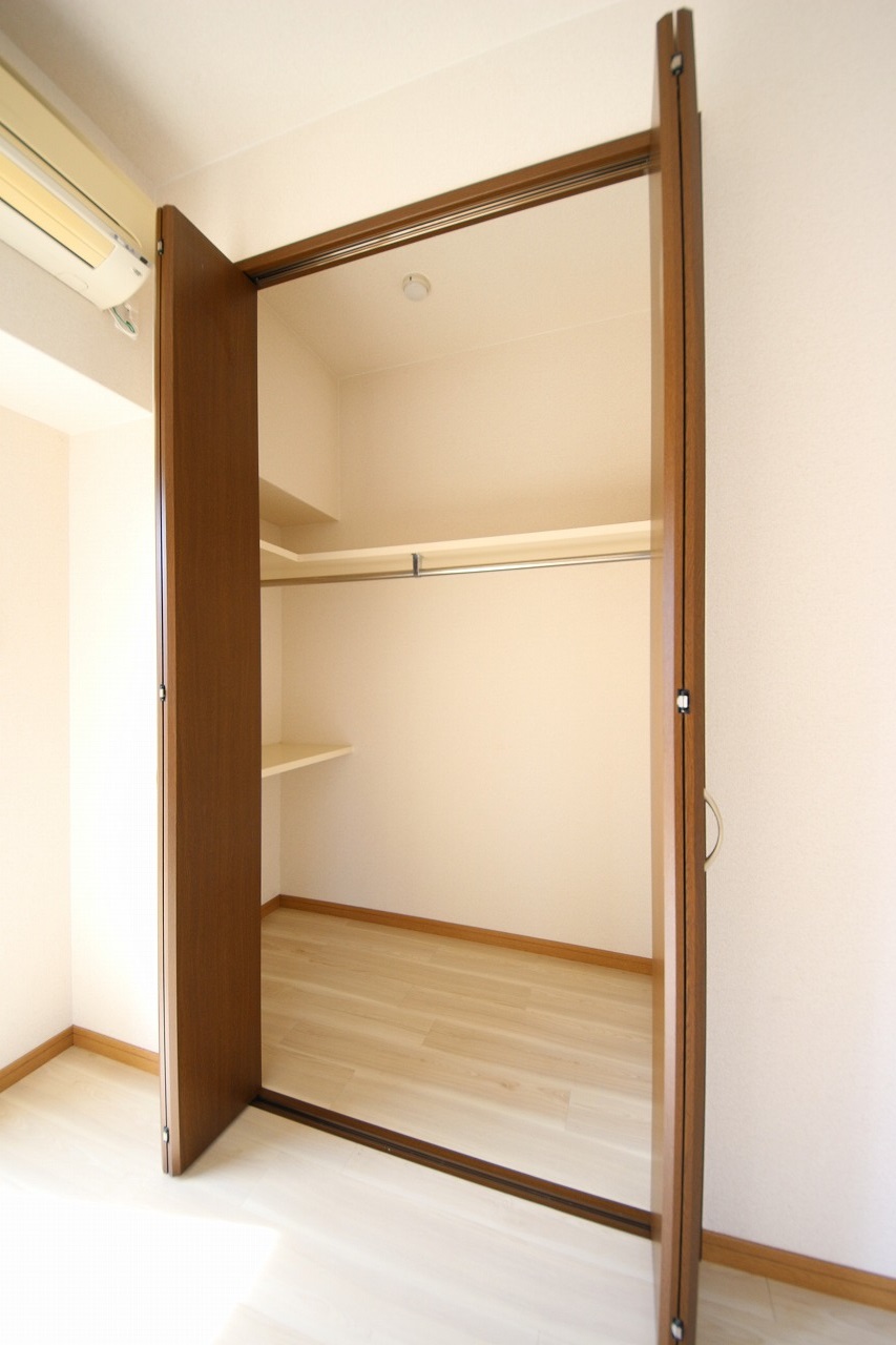 収納　同タイプの別部屋の写真の為、床色など現状優先