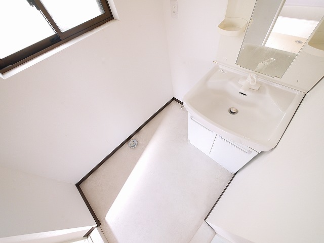 洗面設備　ゆったりとスペースのある洗面所