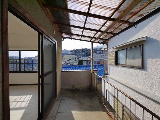 バルコニー　暖かな日差しのふりそそぐバルコニー