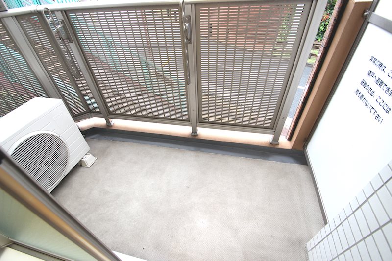 バルコニー　暖かな日差しのふりそそぐバルコニー