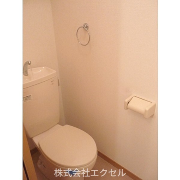 トイレ　バストイレ別です。
