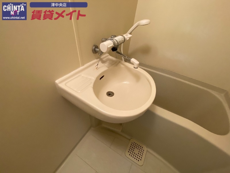 洗面設備　同建物別部屋写真です