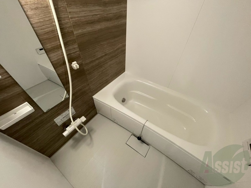 バス・シャワールーム　お風呂です。広々したバスでゆっくりくつろげます。