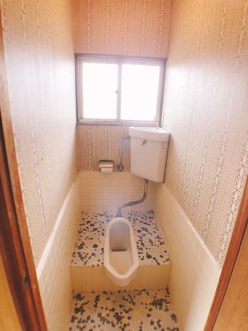 トイレ　トイレは和式ですが、ご希望でしたら簡易洋式便座を設置できます
