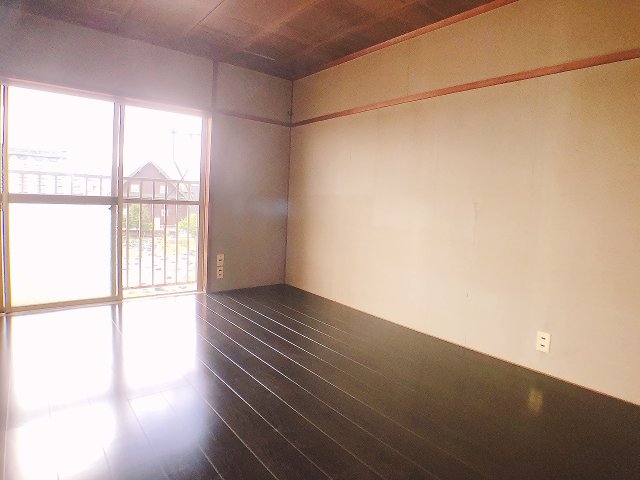 居室・リビング　フローリングに張替済み★