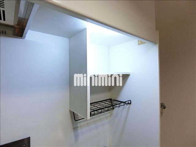 キッチン　キッチン上部には物が置けるスペースがあります。