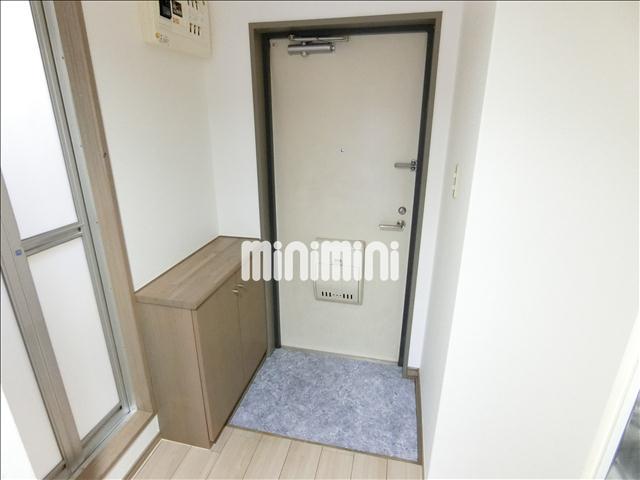 玄関　靴を収納できる下駄箱付き玄関です。