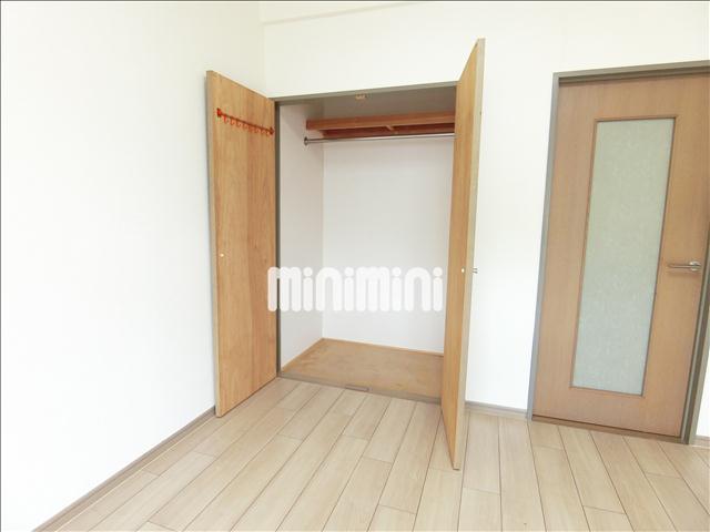 収納　長いコートやスーツを掛けることのクローゼットです。