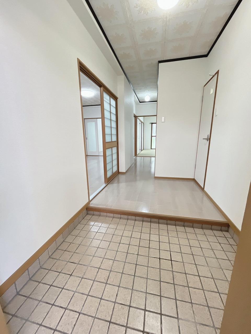 エントランス　広々とした玄関土間