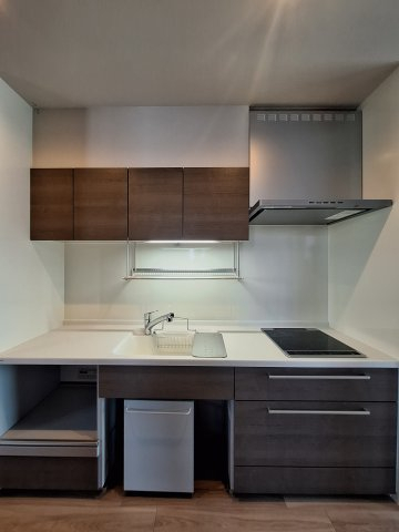 キッチン　座りながら作業ができるキッチンです。IHで火災予防に配慮