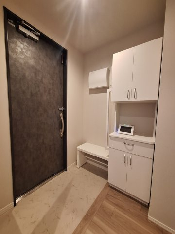 玄関　手すりと椅子で立ち座りを補助/靴の履き替え時の転倒防止