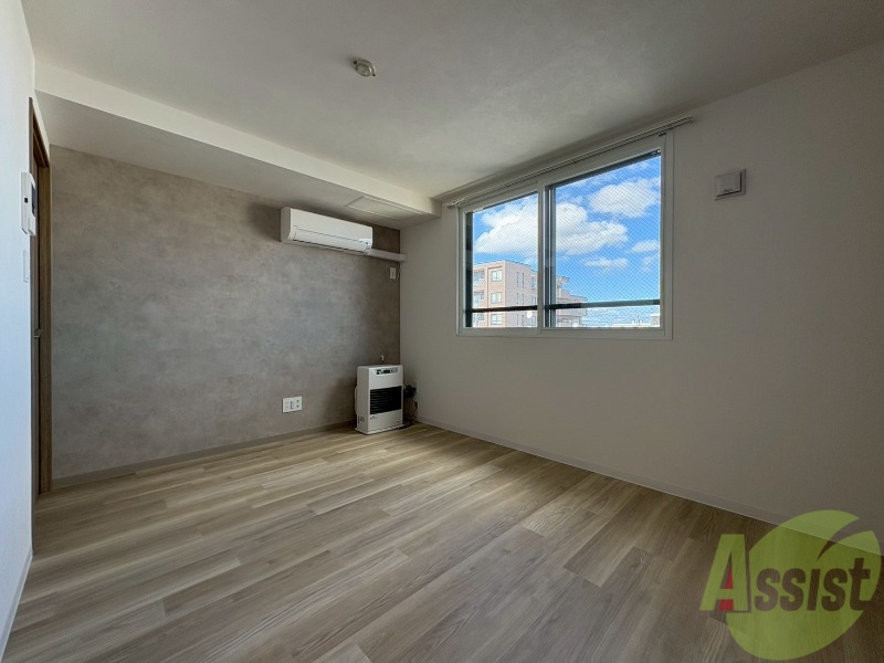 居室・リビング　木目のフローリングは落ち着きのある印象のお部屋になりますね。