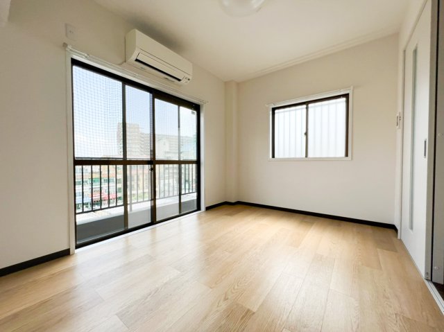 居室・リビング　エアコン付きのお部屋です