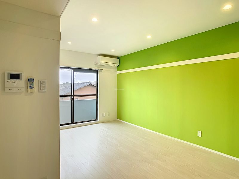 居室・リビング　緑をアクセントにしたお部屋です！※家具は含まれません